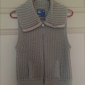 American Eagle Sweater Vest!!